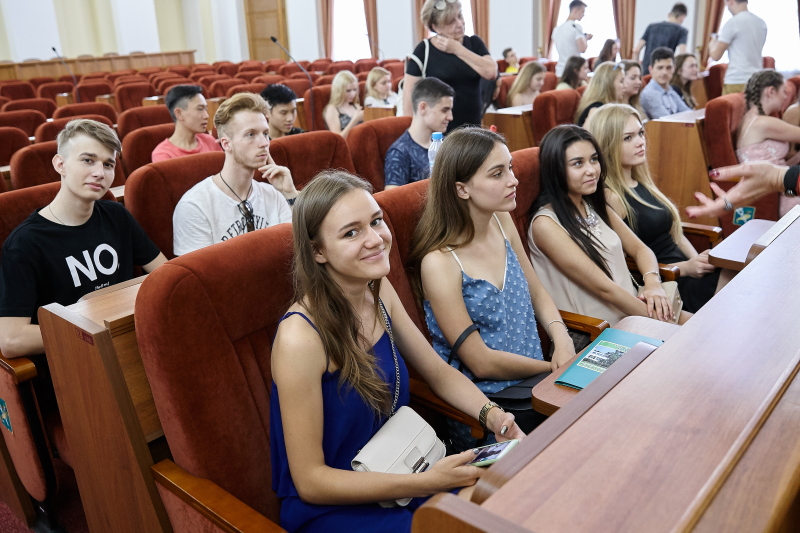 Геннадій Кернес прийняв у міськраді харківських випускників