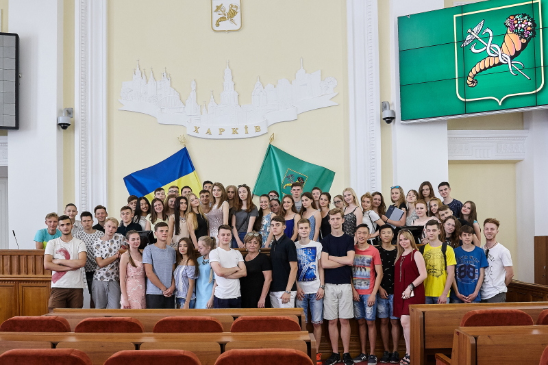 Геннадій Кернес прийняв у міськраді харківських випускників