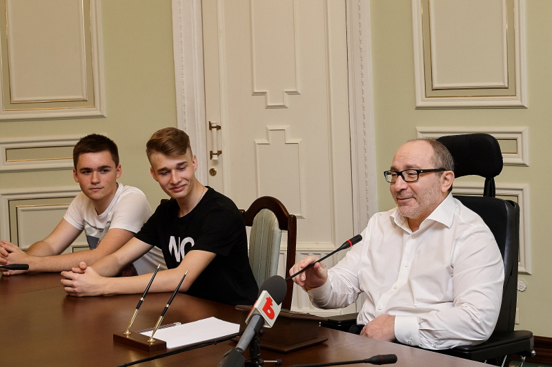 Геннадій Кернес прийняв у міськраді харківських випускників