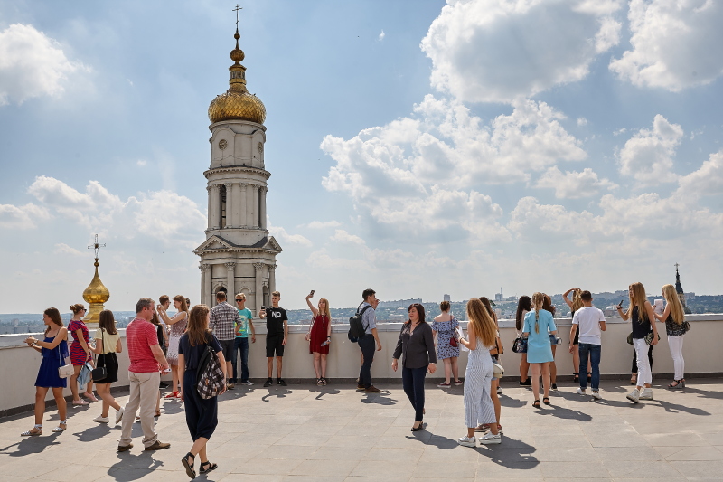 Геннадій Кернес прийняв у міськраді харківських випускників