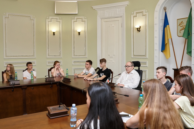 Геннадій Кернес прийняв у міськраді харківських випускників