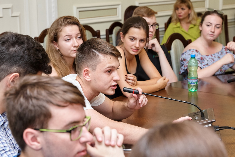 Геннадій Кернес прийняв у міськраді харківських випускників
