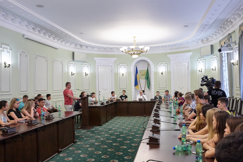 Геннадій Кернес прийняв у міськраді харківських випускників