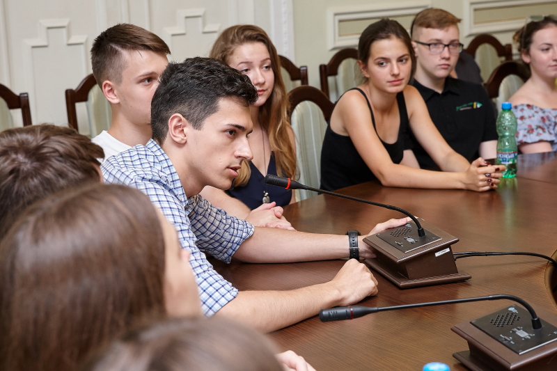 Геннадій Кернес прийняв у міськраді харківських випускників