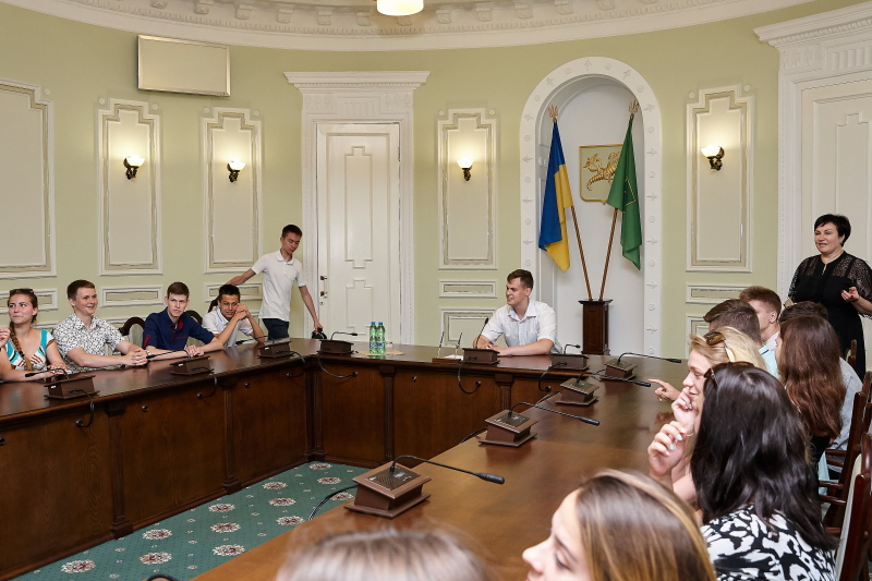 Геннадій Кернес прийняв у міськраді харківських випускників
