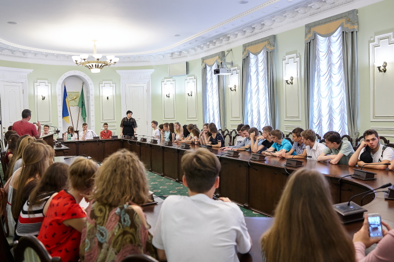 Геннадій Кернес прийняв у міськраді харківських випускників