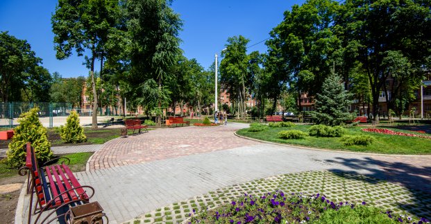 В Індустріальному районі впорядковують один із найбільших дворів Харкова