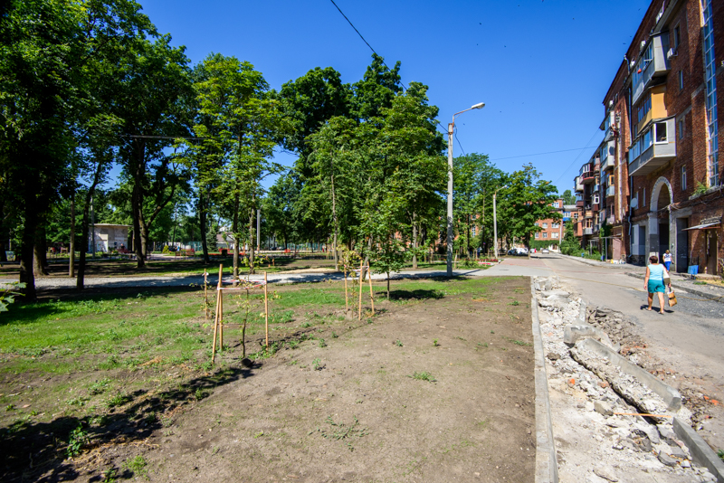 В Індустріальному районі впорядковують один із найбільших дворів Харкова