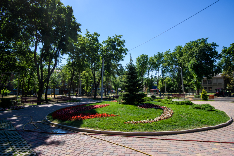 В Індустріальному районі впорядковують один із найбільших дворів Харкова