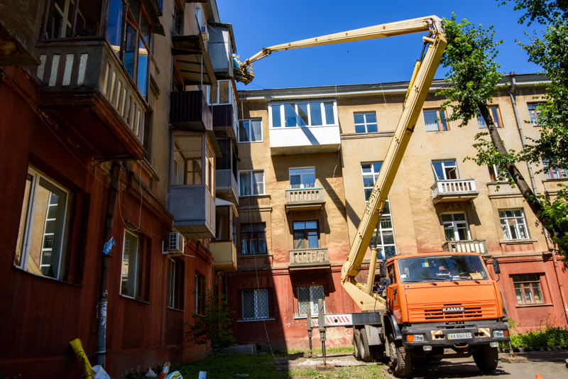 В Індустріальному районі впорядковують один із найбільших дворів Харкова