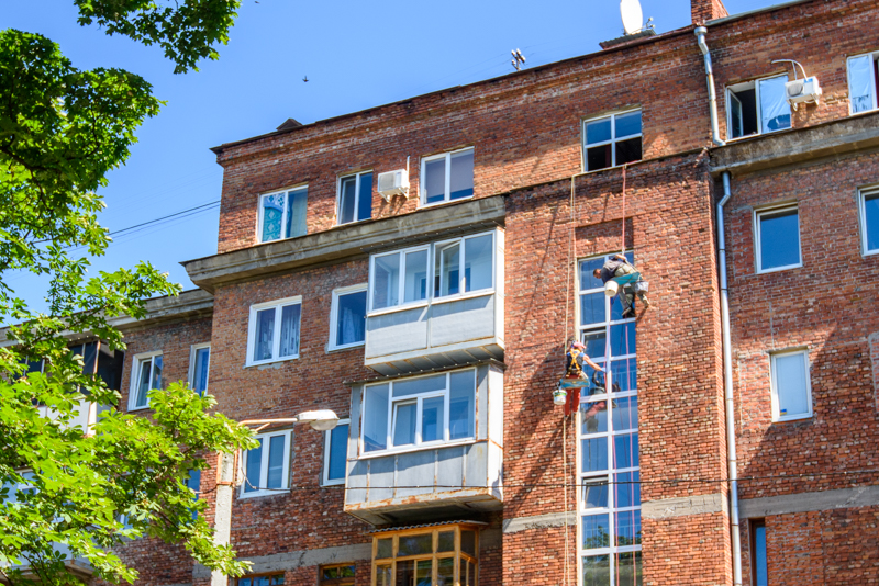 В Індустріальному районі впорядковують один із найбільших дворів Харкова
