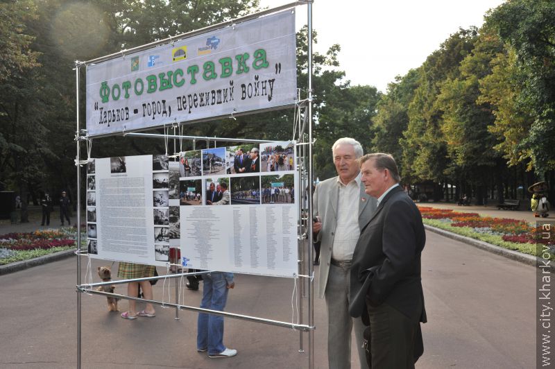 У саду Шевченка відкрилися дві фотовиставки