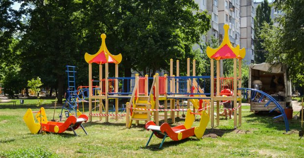 На Холодній Горі встановили новий дитячий майданчик