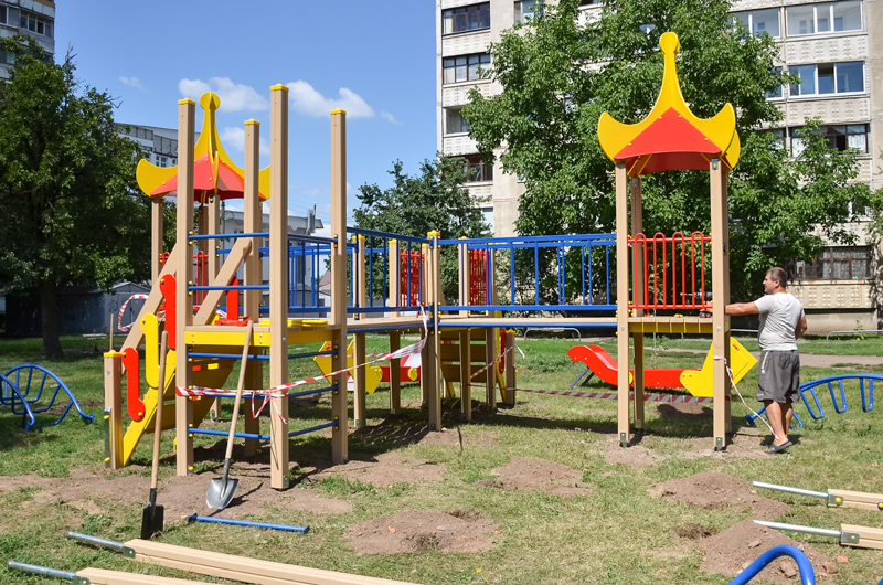 На Холодній Горі встановили новий дитячий майданчик