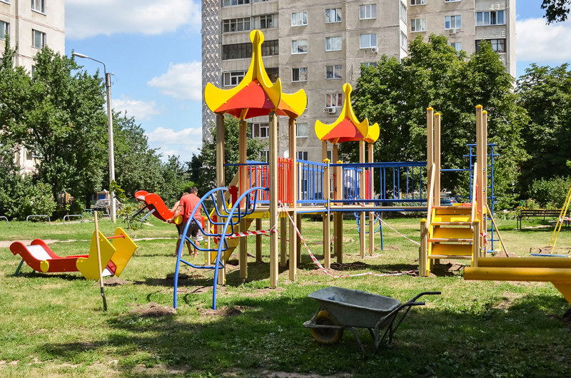 На Холодній Горі встановили новий дитячий майданчик