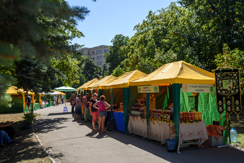 У сквері на площі Свободи відкрився ярмарок меду