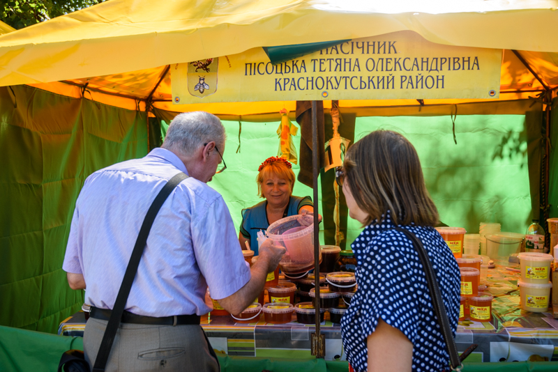 У сквері на площі Свободи відкрився ярмарок меду