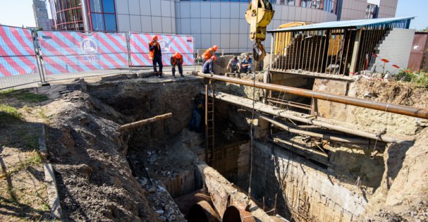 На вулиці Клочківській ремонтують магістральну теплокамеру