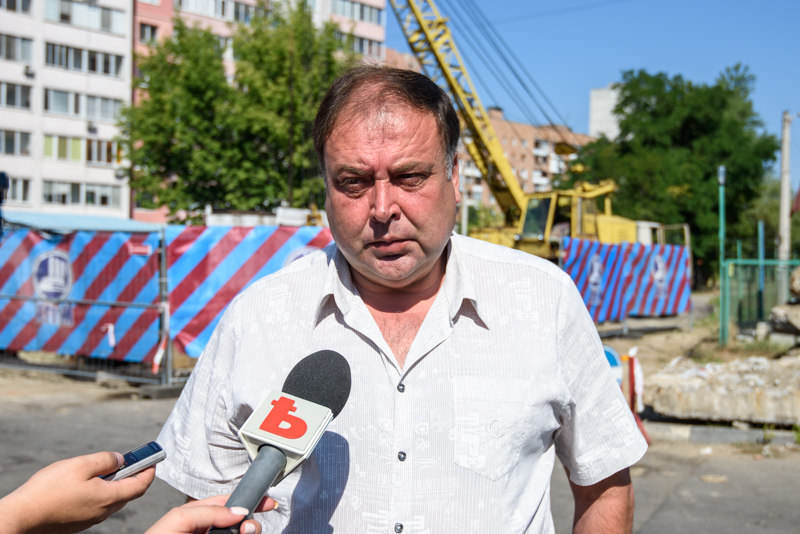 На вулиці Клочківській ремонтують магістральну теплокамеру