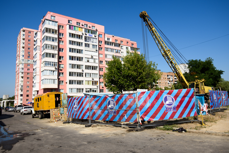 На вулиці Клочківській ремонтують магістральну теплокамеру