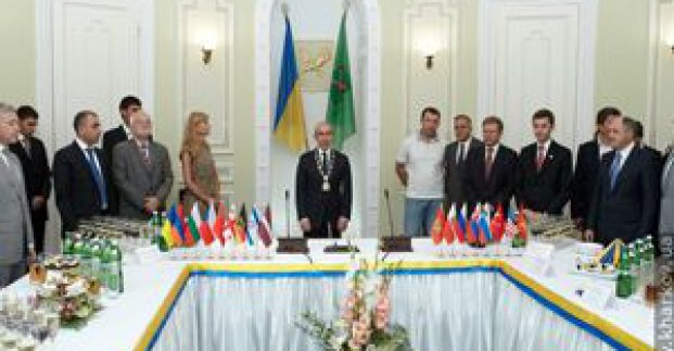 Геннадій Кернес провів прийом на честь делегацій міст-побратимів і партнерів