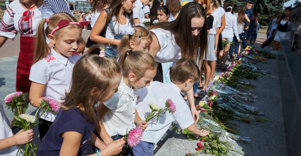 Харків'яни поклали квіти до пам'ятника Солдату