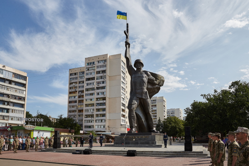 Харків'яни поклали квіти до пам'ятника Солдату