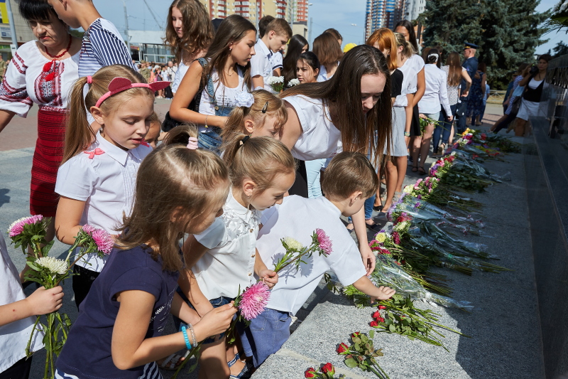 Харків'яни поклали квіти до пам'ятника Солдату