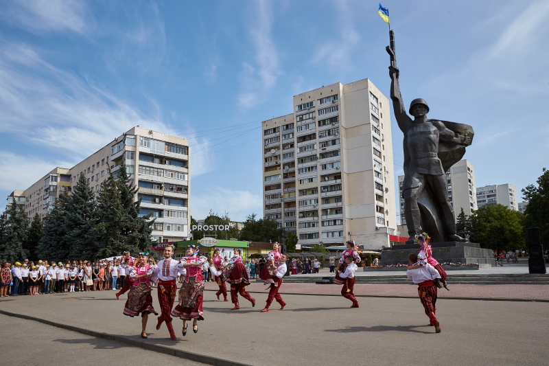 Харків'яни поклали квіти до пам'ятника Солдату