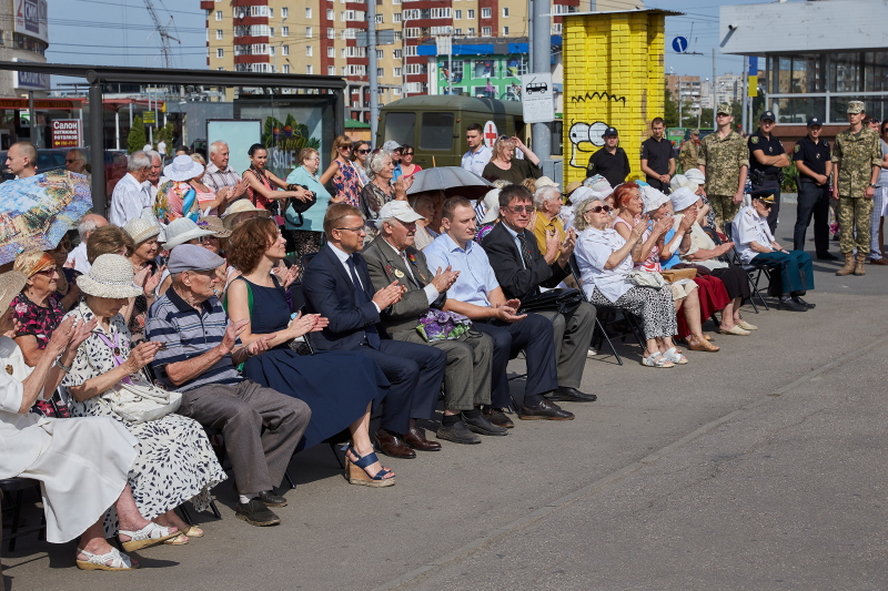 Харків'яни поклали квіти до пам'ятника Солдату