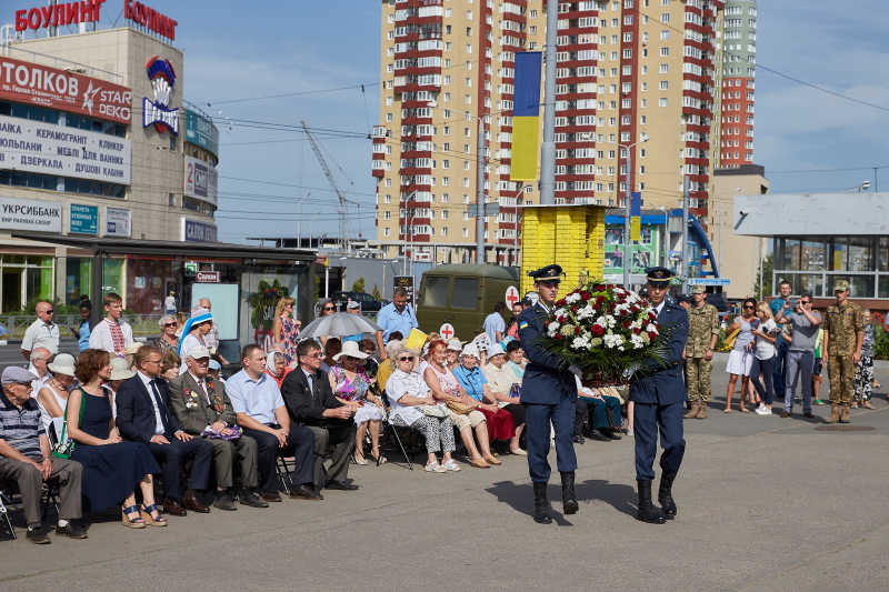 Харків'яни поклали квіти до пам'ятника Солдату