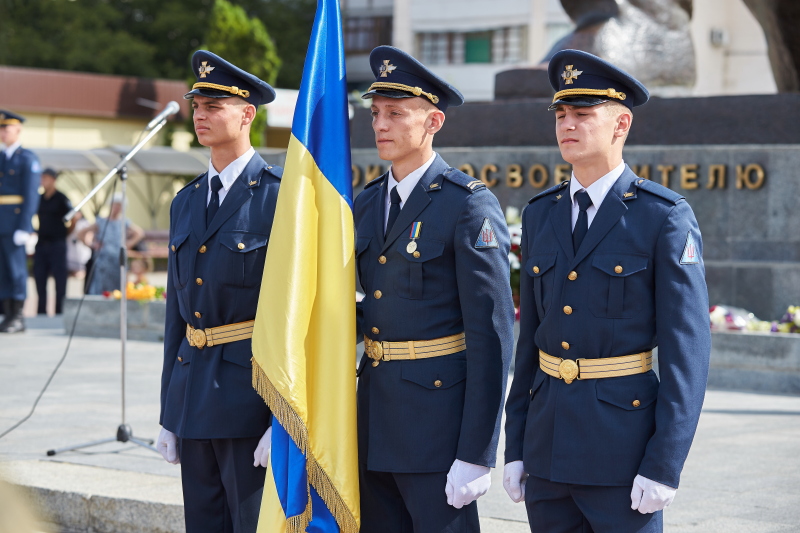 Харків'яни поклали квіти до пам'ятника Солдату