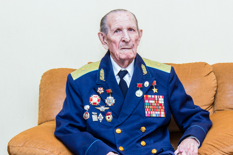 Легендарного харківського льотчика привітали з Днем міста