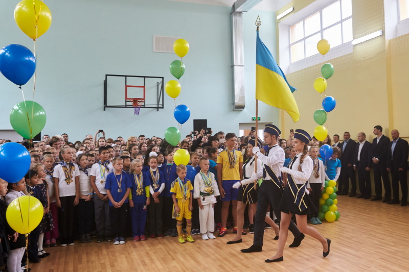 Геннадій Кернес провів Перший дзвоник в 58-й школі на Салтівці