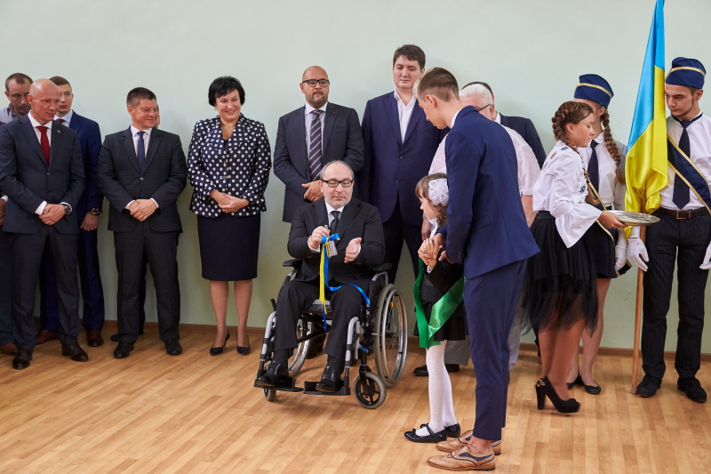 Геннадій Кернес провів Перший дзвоник в 58-й школі на Салтівці