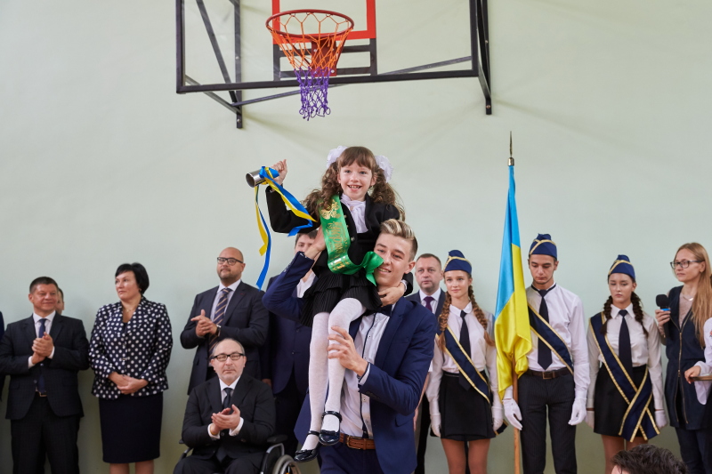 Геннадій Кернес провів Перший дзвоник в 58-й школі на Салтівці