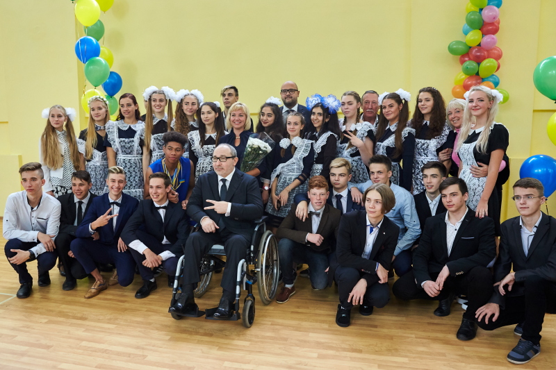 Геннадій Кернес провів Перший дзвоник в 58-й школі на Салтівці