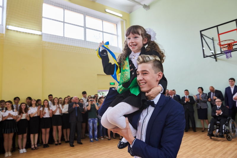 Геннадій Кернес провів Перший дзвоник в 58-й школі на Салтівці
