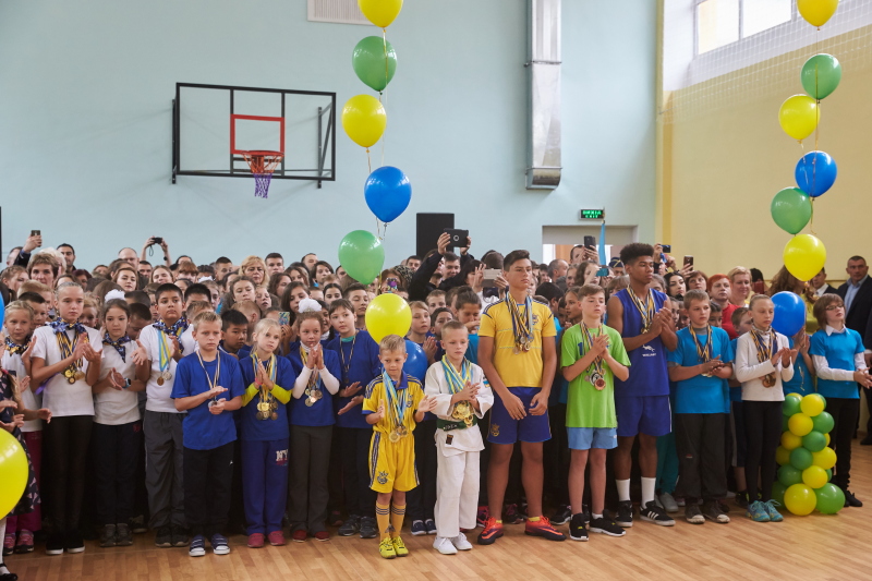 Геннадій Кернес провів Перший дзвоник в 58-й школі на Салтівці