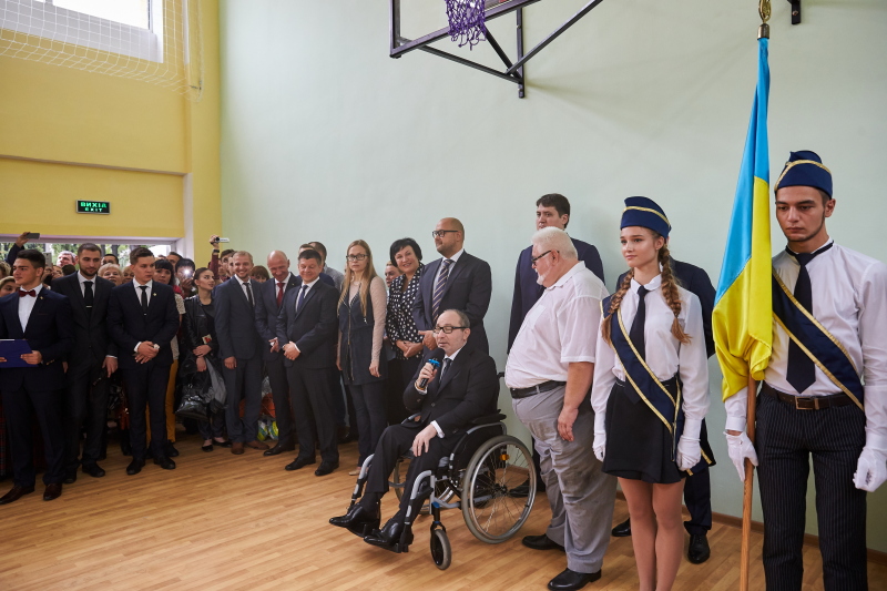 Геннадій Кернес провів Перший дзвоник в 58-й школі на Салтівці