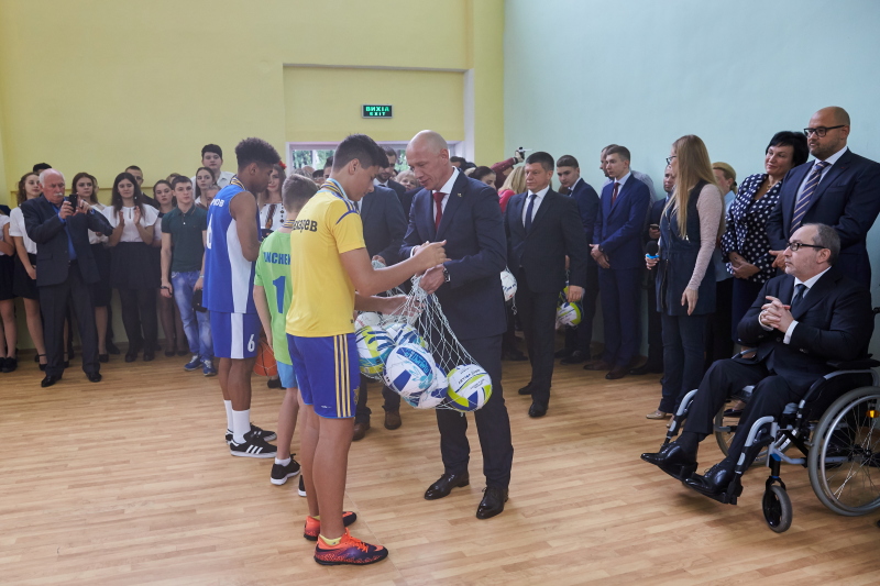 Геннадій Кернес провів Перший дзвоник в 58-й школі на Салтівці