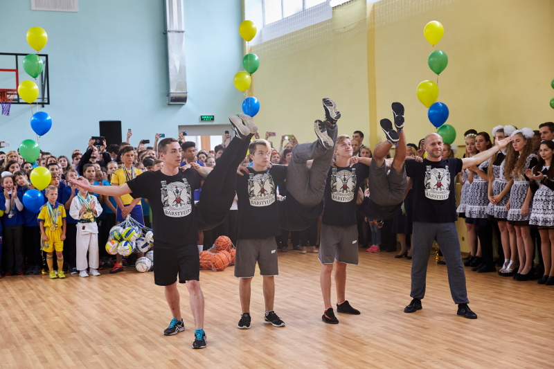 Геннадій Кернес провів Перший дзвоник в 58-й школі на Салтівці