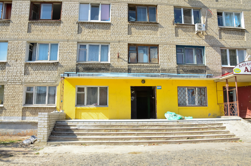 На вулиці Астрономічній ремонтують старий гуртожиток