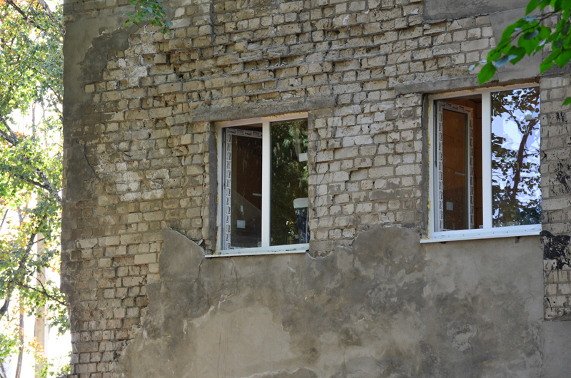 На вулиці Астрономічній ремонтують старий гуртожиток