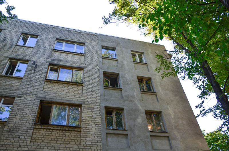 На вулиці Астрономічній ремонтують старий гуртожиток