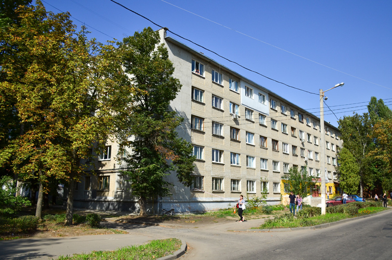 На вулиці Астрономічній ремонтують старий гуртожиток