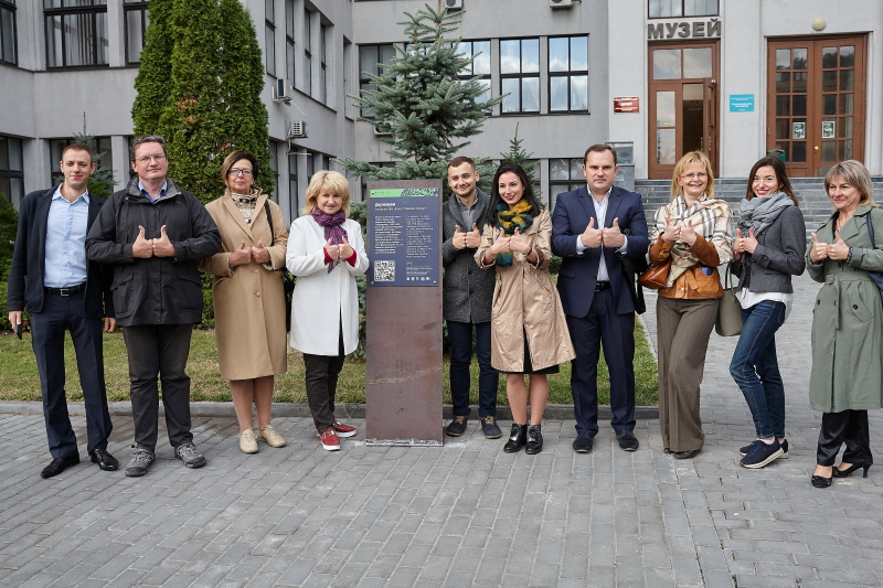 На Держпромі та Будинку зі шпилем відкрили таблички з QR-кодами