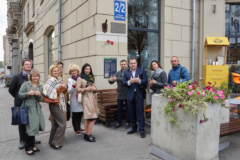 На Держпромі та Будинку зі шпилем відкрили таблички з QR-кодами