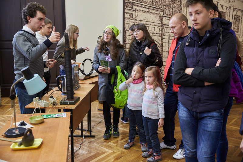 Сонячна батарея, роботи та екоавтомобілі - університети представили свої досягнення