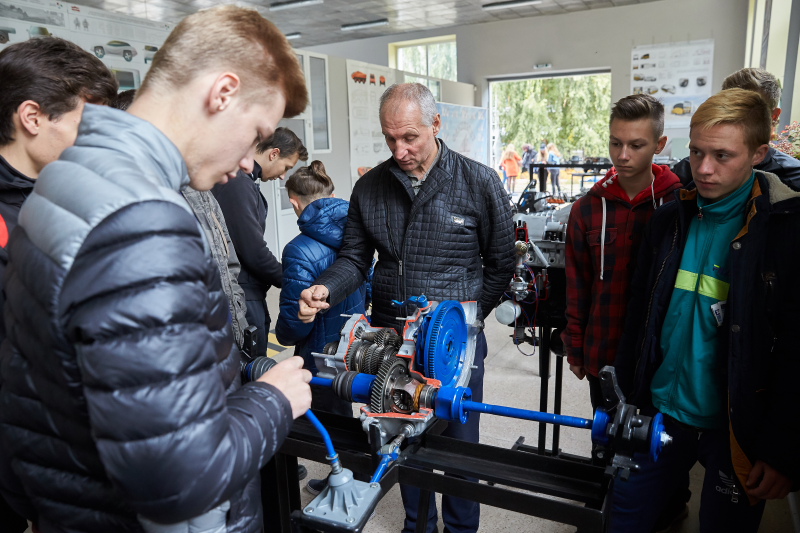 Сонячна батарея, роботи та екоавтомобілі - університети представили свої досягнення